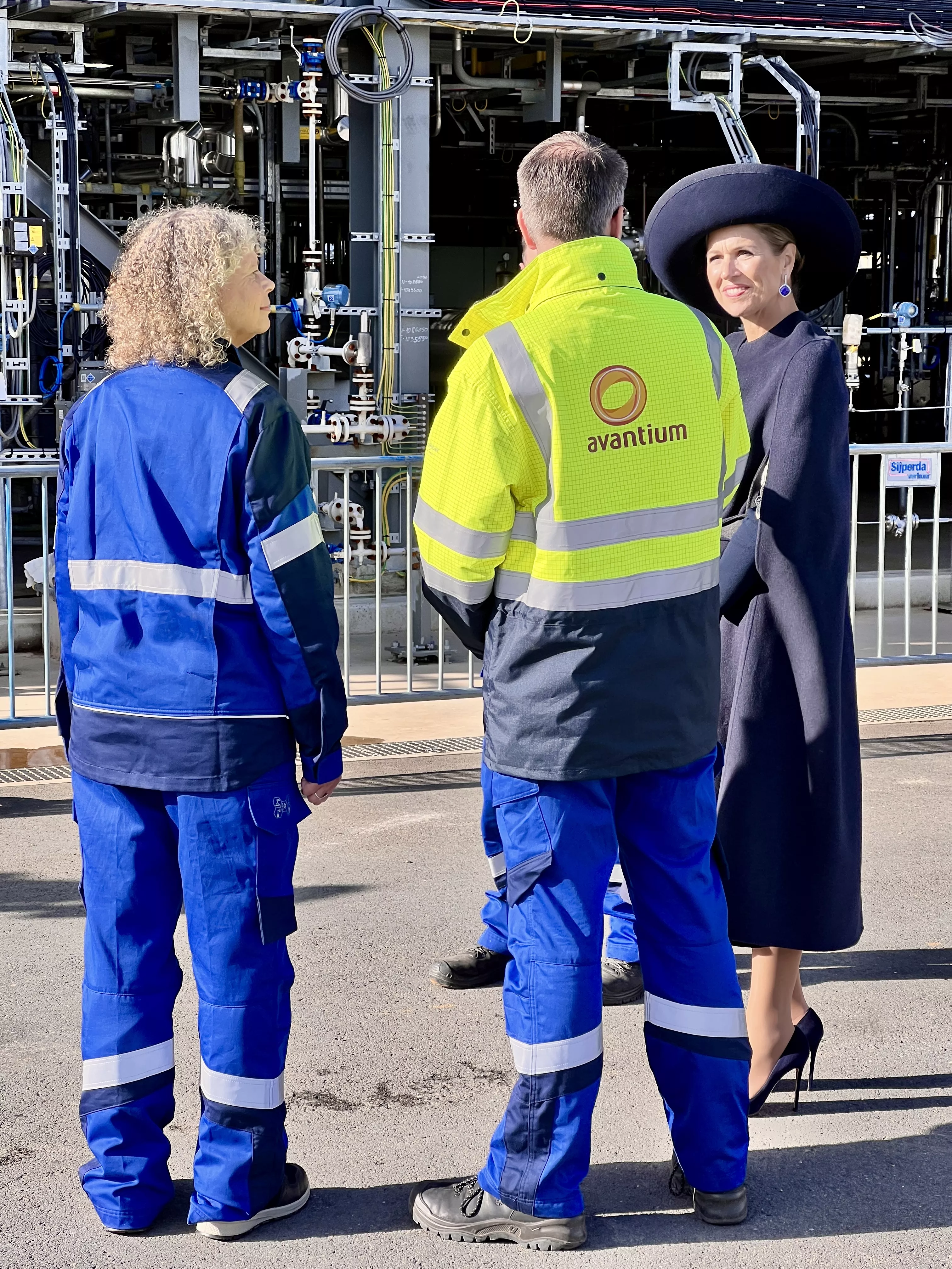 Queen Máxima of the Netherlands talks with Avantium's workers
